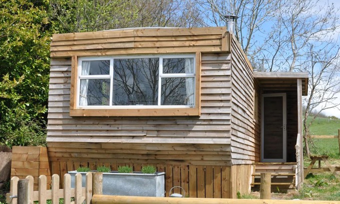 Shaftesbury House | Cosy and rural Lodge at Goldhill Glamping