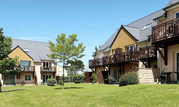 Saint-Briac-sur-Mer Apartment | Cosy apartment for 4 guests with WIFI, pool, TV, terrace, pets allowed and parking