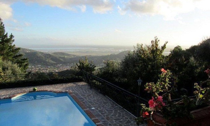 Corsanico-Bargecchia Apartment | Cosy apartment with WIFI, pool, A/C, TV, patio, pets allowed and panoramic view, close to Viareg.