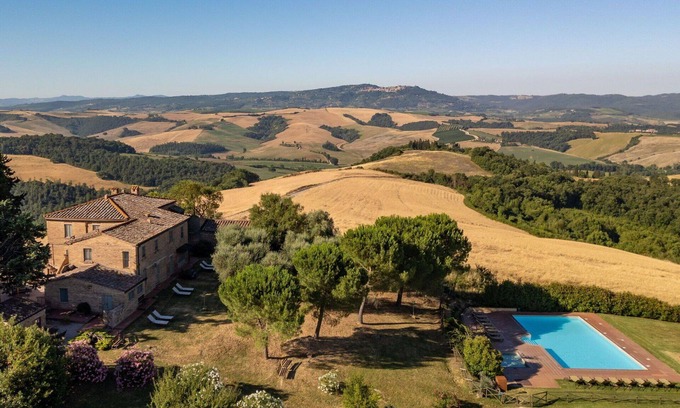 Montalcino Villa | Cosy apartment in villa for 6 people with WIFI, pool, TV, terrace, pets allowed and panoramic view