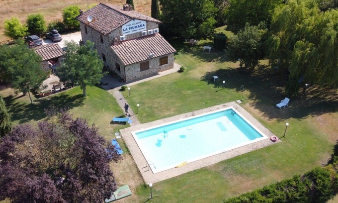 Poggiarello Villa | Cosy apartment in villa for 2 people with A/C, pool and TV, close to Siena