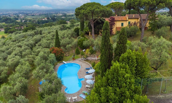 Monsummano Terme Villa | Cosy apartment in villa for 6 guests with WIFI, private pool, TV, patio and pets allowed
