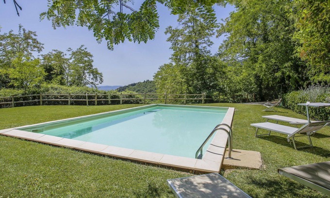 Sesto Fiorentino Villa | Cosy apartment in villa for 3 guests with pool, WIFI, TV, terrace and pets allowed