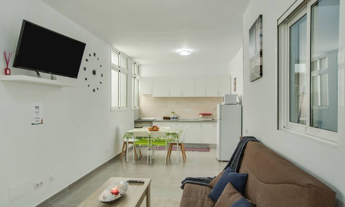 Vecindario Apartment | Cosy Apartment “2B El Amore” close to the Sea with Wi-Fi & Fans