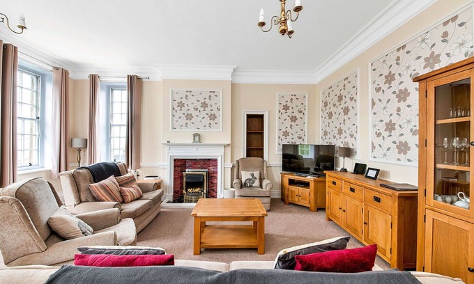 Thirsk Apartment | Cosy apartment for 6 guests with hot tub, pool, WIFI and terrace