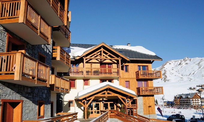 La Toussuire Apartment | Cosy apartment for 6 guests with WIFI, pool, TV, balcony and pets allowed