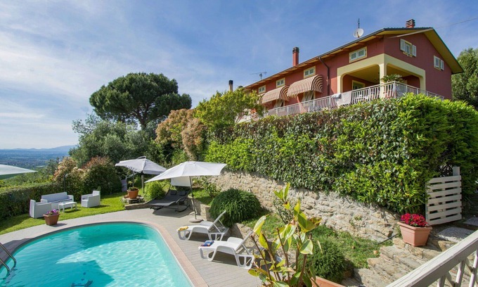 Giugnano Apartment | Cosy apartment for 10 people with WIFI, private pool, TV, patio and pets allowed