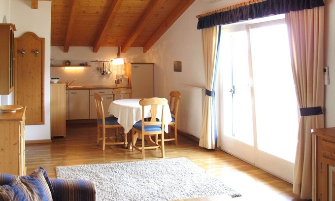 Merano Apartment | Cosy apartment for 3 guests with pool, WIFI, A/C, hot tub, TV, balcony and pets allowed
