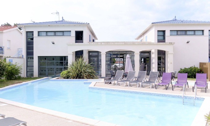 Saint-Palais-sur-Mer Apartment | Cosy apartment for 4 guests with hot tub, WIFI, pool, TV, terrace, pets allowed and parking
