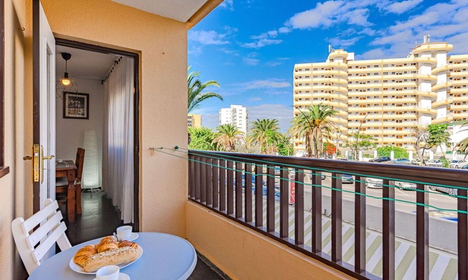 Los Cristianos Apartment | Cosy apartment for 5 people with WIFI, TV and balcony