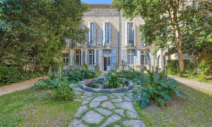 Beziers City Centre Apartment | Cosy apartment for 6 guests with WIFI, TV, patio and pets allowed