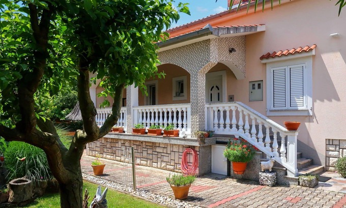 Marsici Apartment | Cosy apartment for 6 people with WIFI, A/C, TV, patio, pets allowed and parking