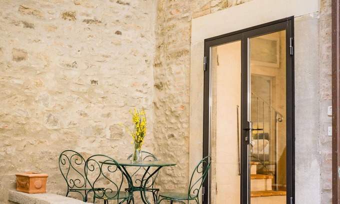 Cortona Old Town Apartment | Cosy apartment for 6 people with A/C, WIFI, TV and patio