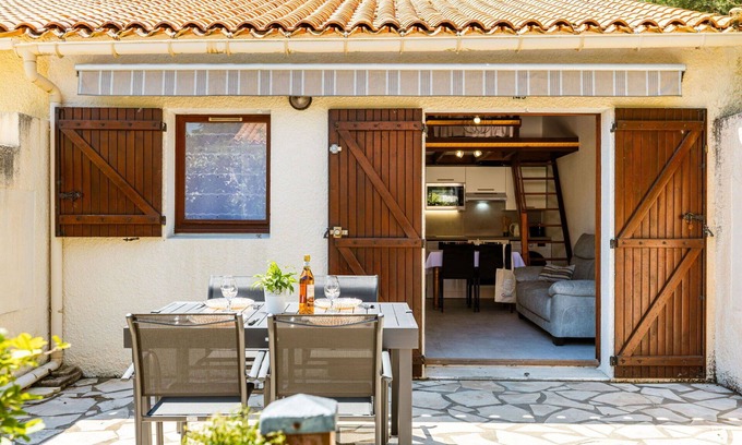 Les Mathes Apartment | Cosy apartment for 4 guests with WIFI, TV and terrace