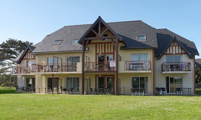 Frehel Apartment | Cosy apartment for 6 people with WIFI, pool, TV, terrace, pets allowed and parking