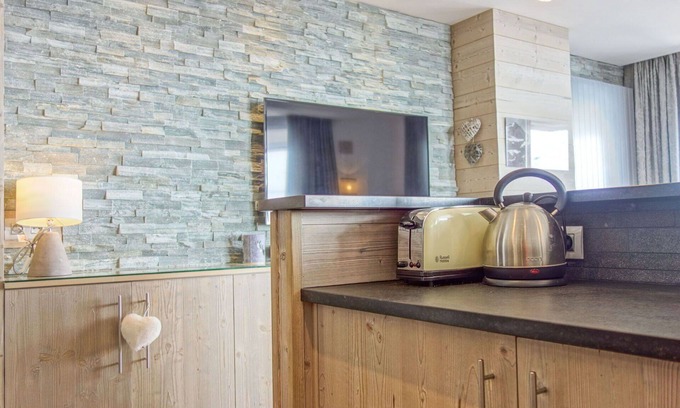 Val Claret Apartment | Cosy apartment for 8 guests with WIFI, TV and balcony