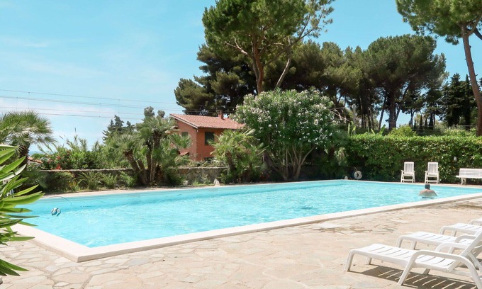 Latte Apartment | Cosy apartment for 4 guests with pool, WIFI, TV and balcony