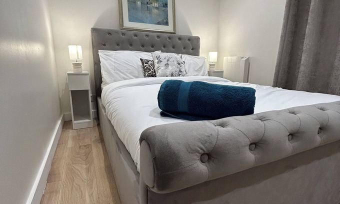 Horley Apartment | Cosy apartment in a unique village close to Gatwick Airport and trains to london