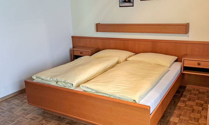 Oberwang Villa | Cosy apartment in villa for 5 guests with WIFI, TV and balcony