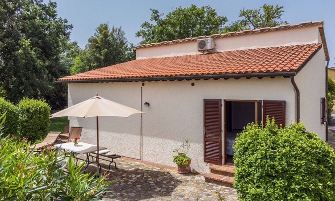 Cinigiano Villa | Cosy apartment in villa for 2 people with WIFI, pool, A/C, patio and panoramic view
