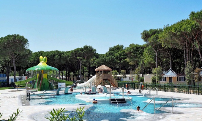 Cavallino-Treporti House | Cosy apartment in villa for 4 guests with WIFI, A/C, pool, TV and patio