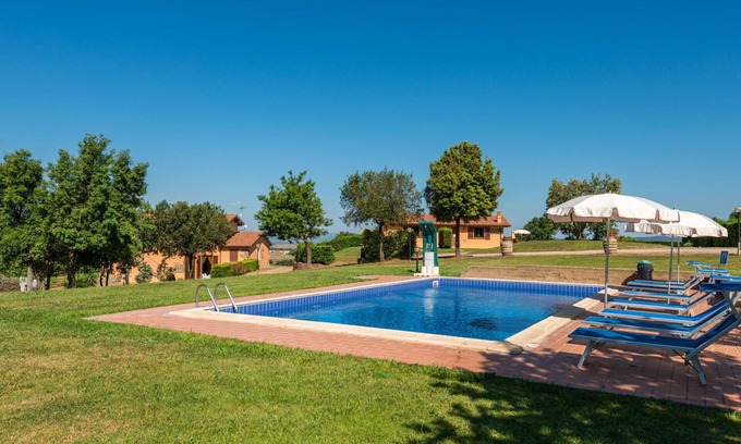 Scansano Villa | Cosy apartment in villa for 4 guests with WIFI, pool, A/C, TV, terrace and pets allowed