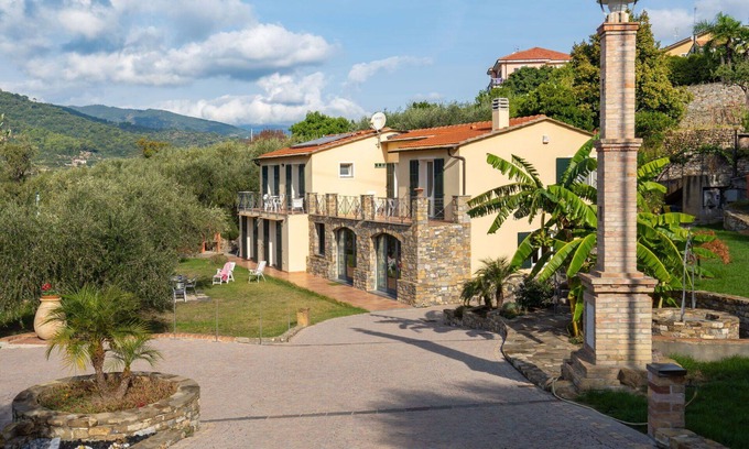 Costa dʼOneglia Villa | Cosy apartment in villa for 4 guests with WIFI, TV, patio, pets allowed and panoramic view