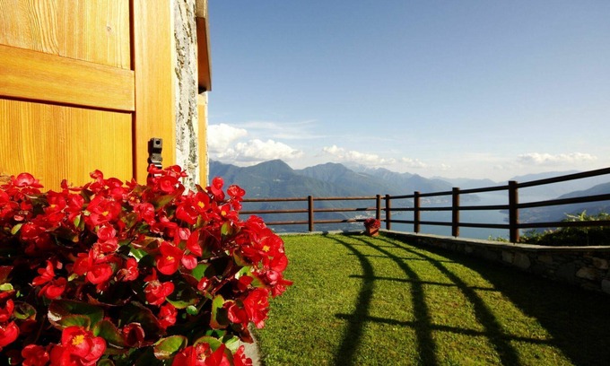 Peglio House | Cosy apartment in villa for 6 guests with WIFI, TV and patio