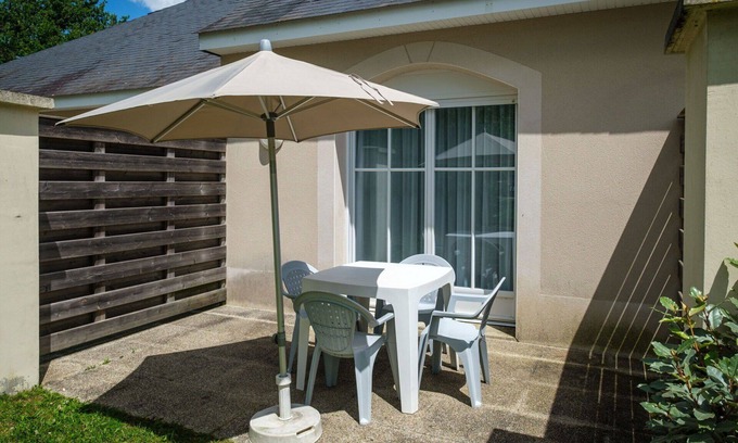 Saumur House | Cosy apartment in villa for 4 people with pool, internet, TV, terrace and pets allowed