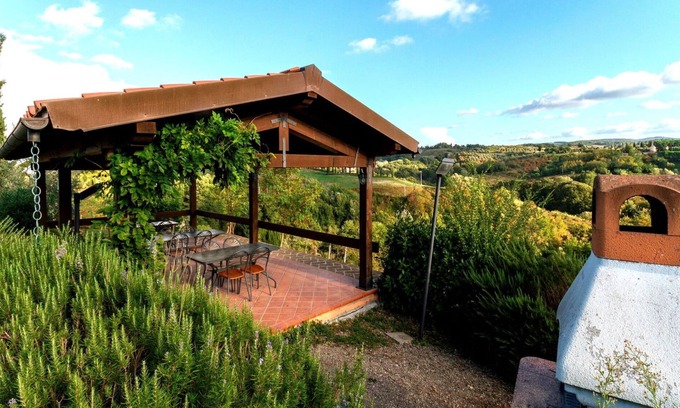 Sughera Apartment | Cosy apartment with WIFI, A/C, pool, TV, terrace and panoramic view, close to San Gimignano