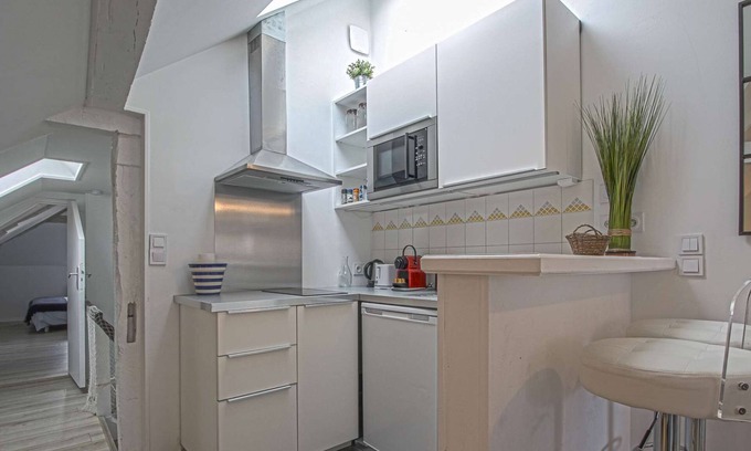 Honfleur Apartment | Cosy attic Apt w/separate bedrm in the heart of Old Honfleur - Suite La Baleine ★