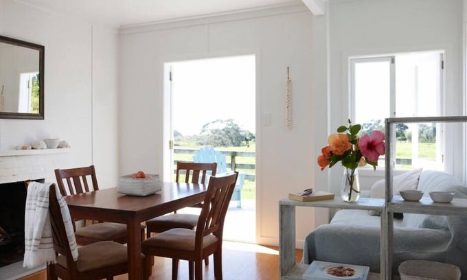 Pataua Cottage | Cosy Beach Cottage surrounded by Nature - Tahi