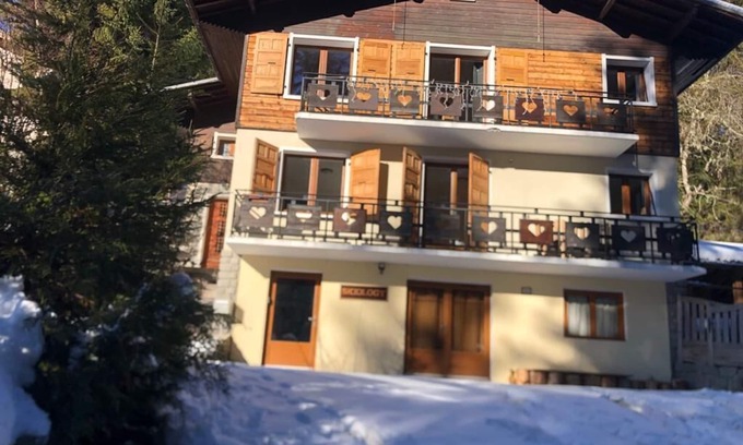 Araches-la-Frasse Ski Chalet | Cosy chalet, sleeps 12/14, 300m from ski slopes