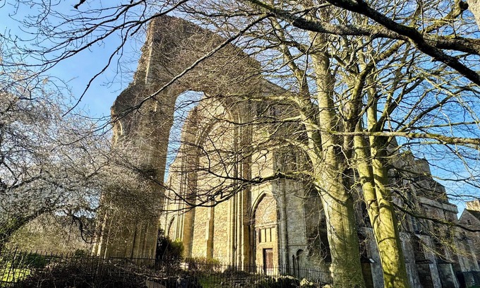 Malmesbury House | Cosy Cottage Over Malmesbury Abbey