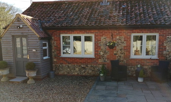 North Elmham Cottage | COSY COTTAGE, romantic, with open fire in North Elmham