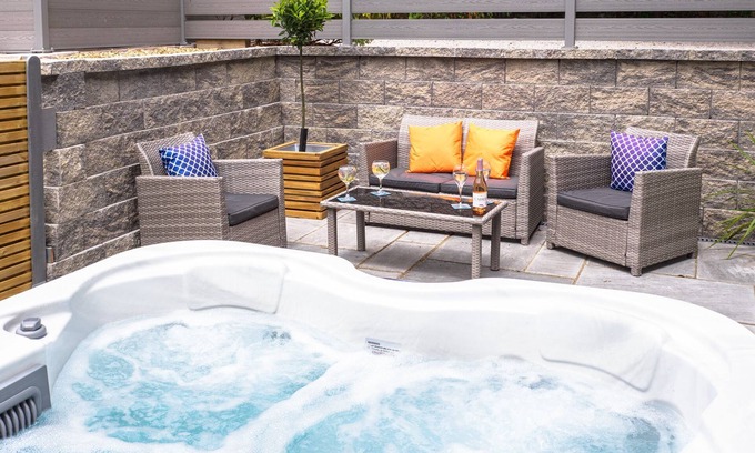 Falmouth Cottage | Cosy cottage with private hot tub, sleeps 4, nr Falmouth/Helford River