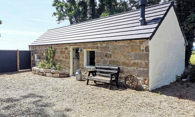 Newry Cottage | Cosy Couples Retreat at The Coop with Hot-Tub