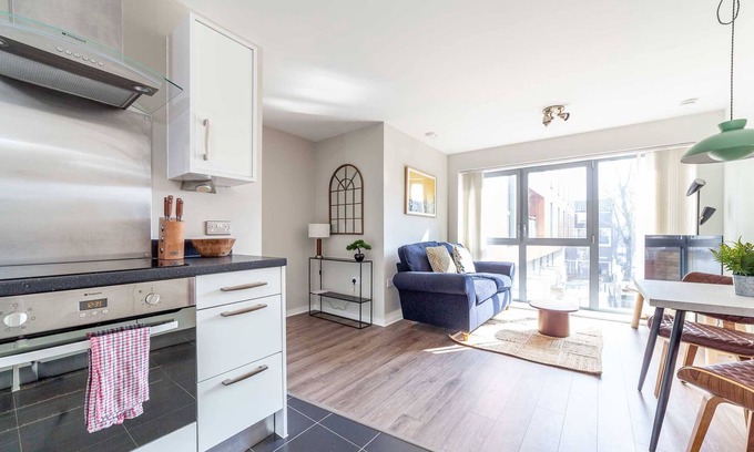 Bow Apartment | Cosy East London Retreat