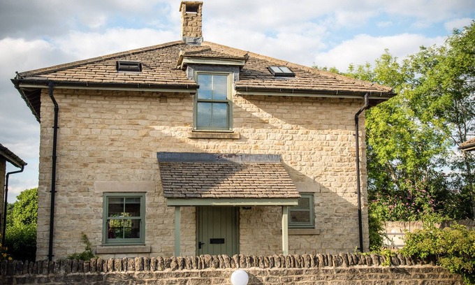 Cirencester House | Cosy family cottage on Cotswold nature reserve