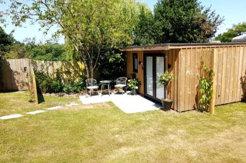 Wimborne Apartment | Cosy garden studio in Wimborne with parking