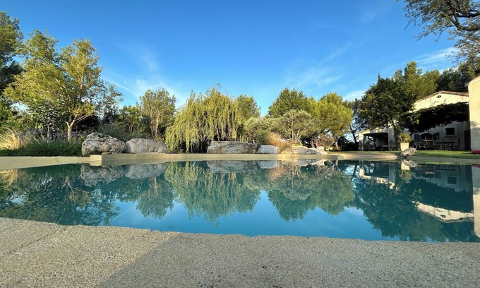 Noves Apartment | Cosy gîte with pool in the heart of Provence, between Alpilles and Lubéron.