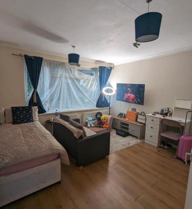 Hounslow Heath Apartment | Cosy Ground Floor Studio Flat