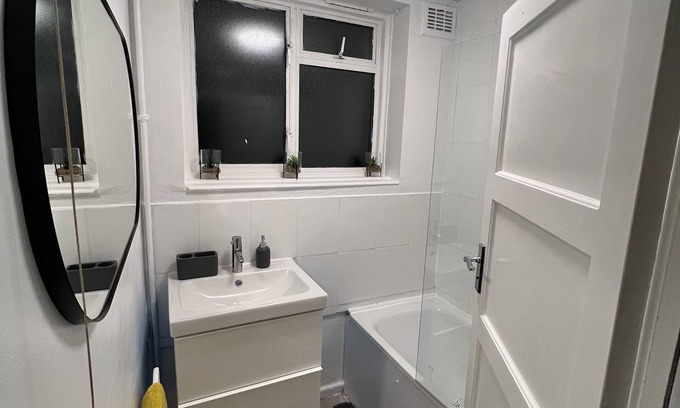 Kidbrooke with Hornfair House | Cosy Hideaway Sleeps 4 w Free Parking