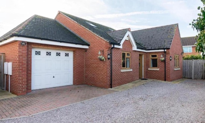Gloucester House | Cosy Home in Gloucester-4 Bedrooms-Sleeps 10-Parking for 4 Cars