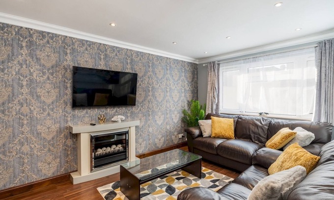 Watford House | Cosy Home w/Stylish Interior - PassTheKeys