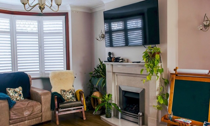 Watford House | Cosy Home w/Stylish Interior – PassTheKeys
