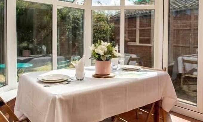 Runnymede House | Cosy Homely House with Conservatory and Garden