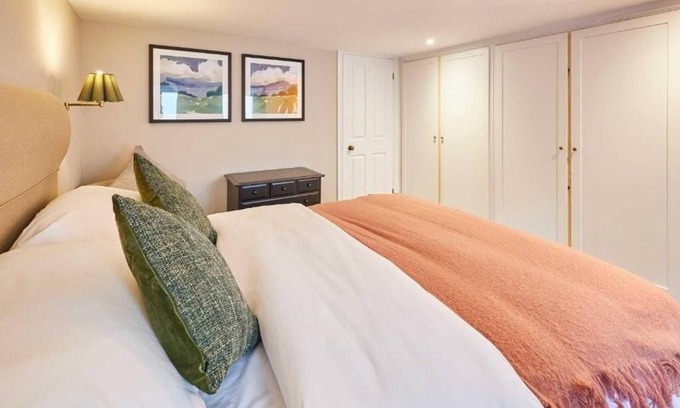 Much Wenlock Apartment | Cosy King Bed Apartment at the Raven Hotel in Much Wenlock by PureStay