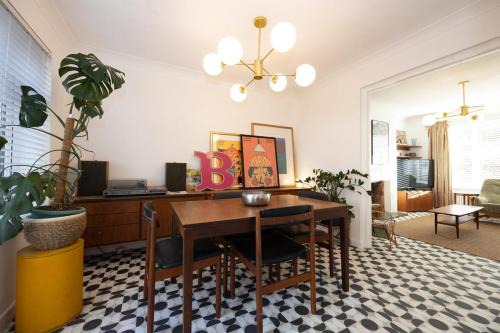 Hyde House | Cosy mid century Stockport with views, dog walks, woodburner