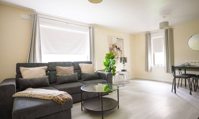 Chapelhall Apartment | Cosy Modern Flat Livingston Central